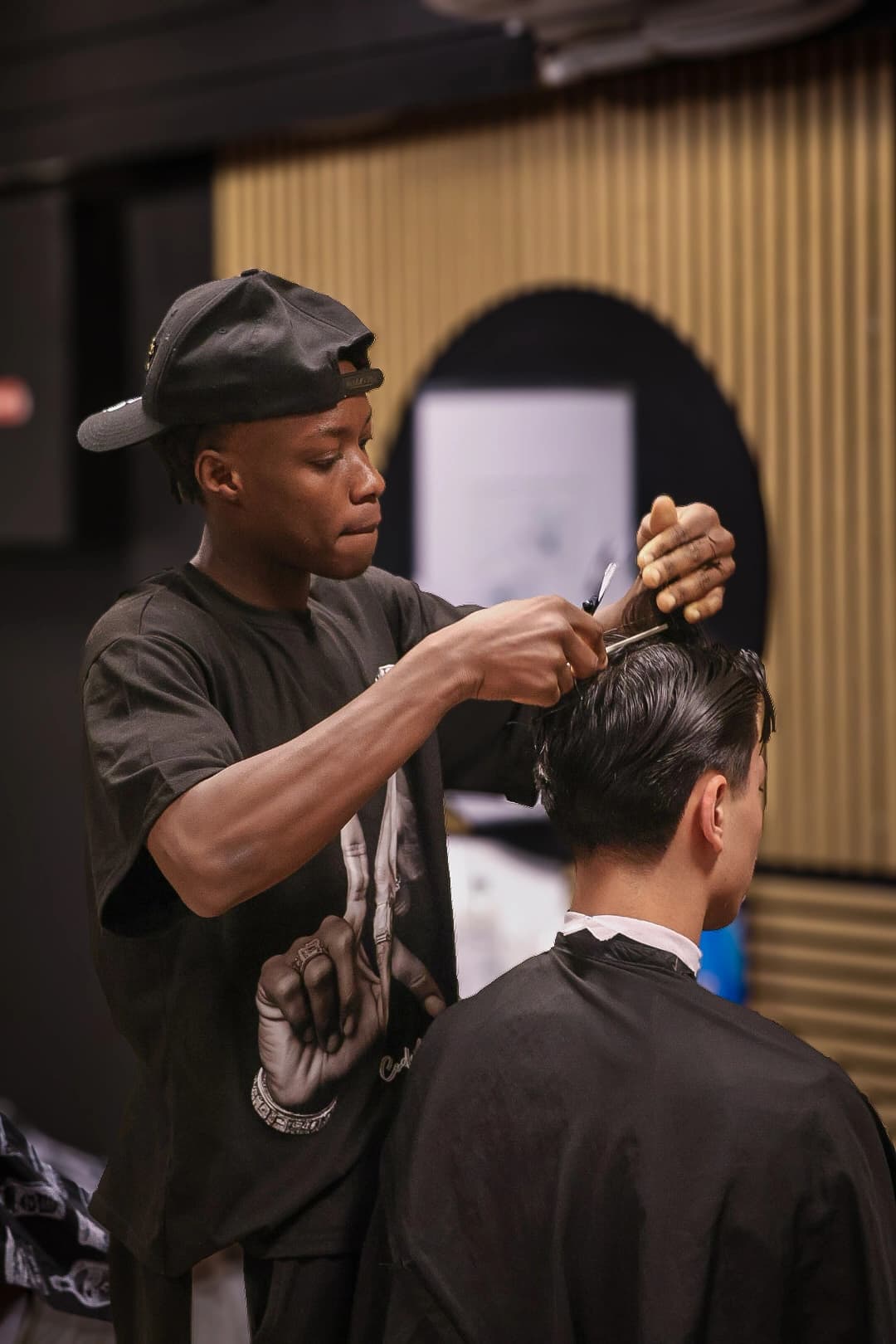 Barber arbeider i salongen